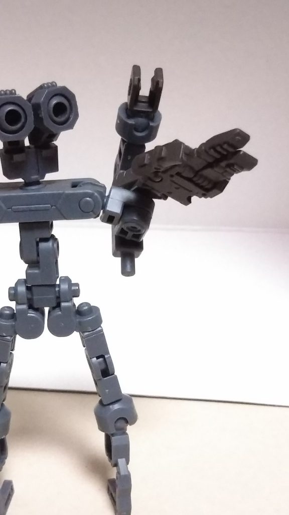 次に腕部。
貨物用大型マニュピレータは以前から引き継ぎつつ、関節構造の変更、背面にサブアームを追加しています。
そして・・・
ブッピガン!