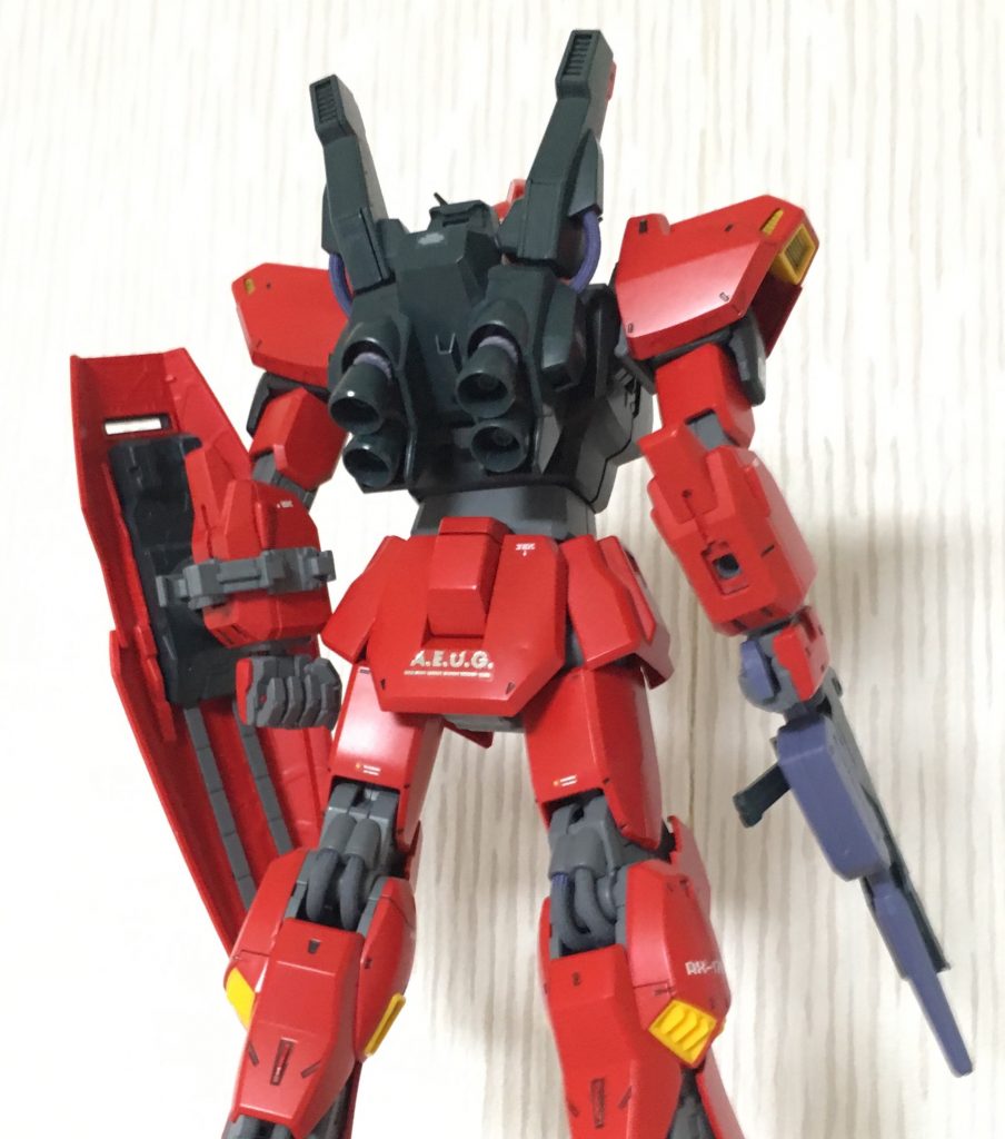 背面。エアブラシ、赤とジャーマングレーの2色で塗装しています。

クワトロと言いつつ塗ってみたらジョニー・ライデンぽくなった感じもありますが結構お気に入りになりました。

今回はこれにて。
ありがとうございました。