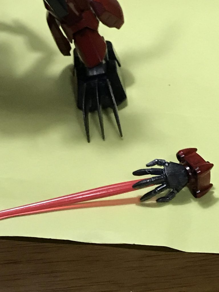 オーガ刃Xは有線で腕を飛ばしていましたが、本機は頭の角から思念波を出して腕を操ります。手首がギラーガのものになっている為、ビームサーベルを使用することも可能です。