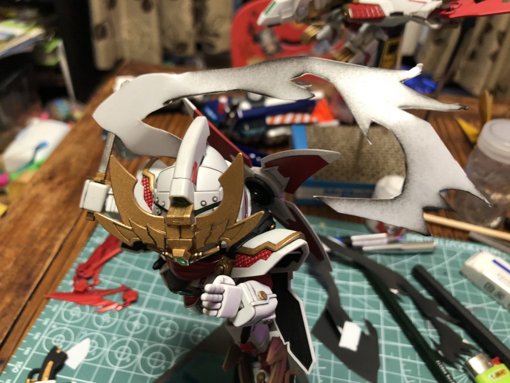 マフラーですが、
①紙に書いて切り出す。
②①をプラ板に貼って切り出す。
③②をライターで炙って整形する。