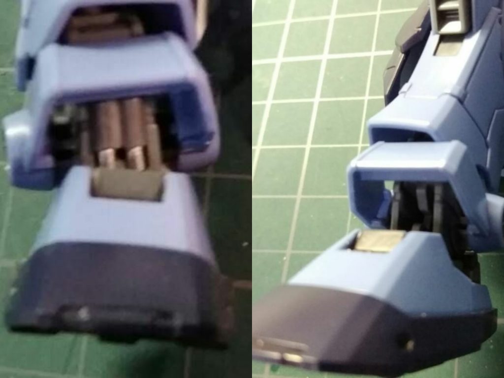 足首の前側の肉抜き部分に取り付け(左写真)
これをもう片方の足にも取り付けました。