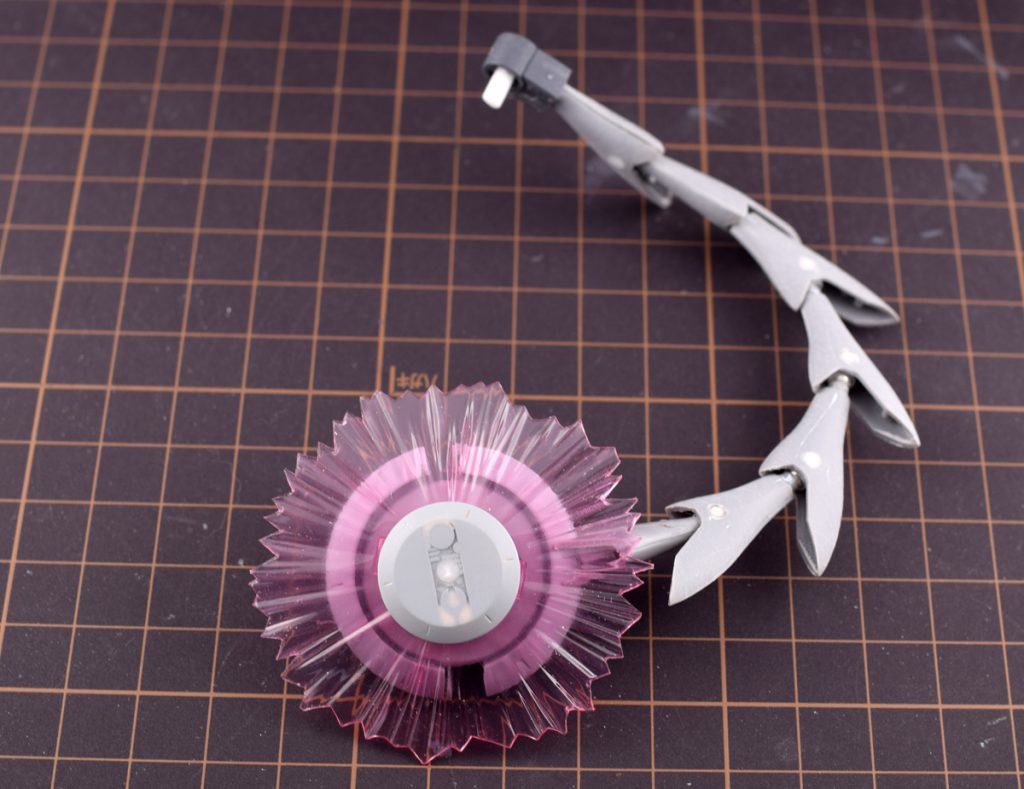 スネークハンドは旧1/100エピオンのヒートロッドとMSレドームから作成
ビーム部分はビギナギナのビームシールドを利用しています