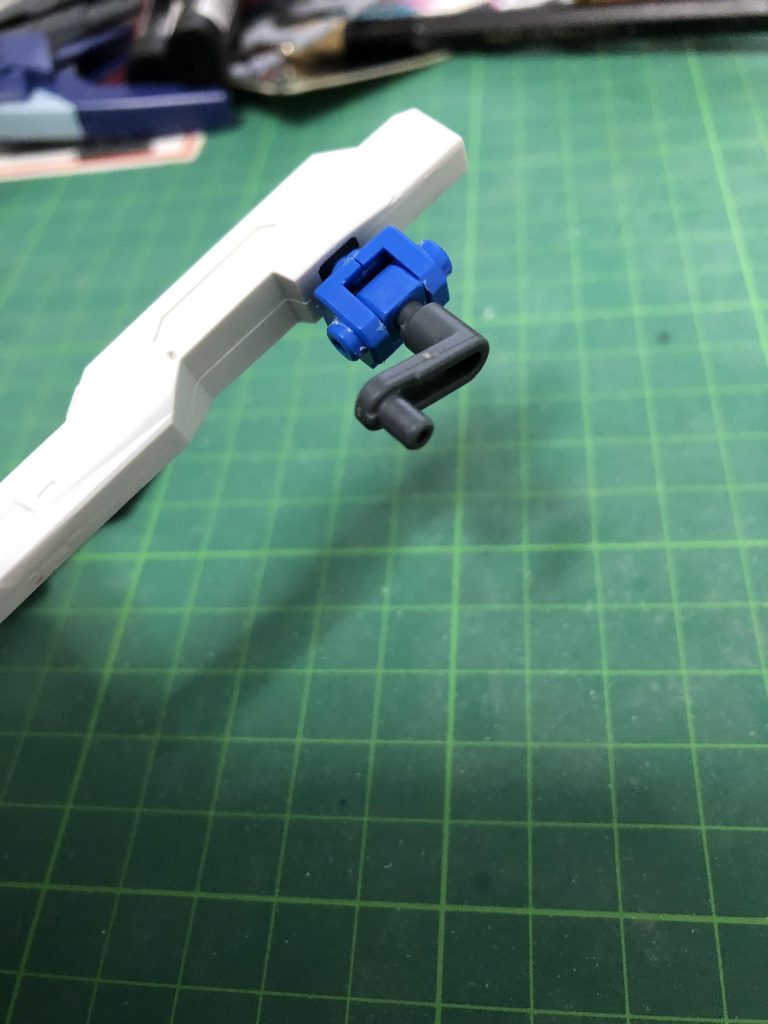 サテライトキャノンのアーム部分です。家のジャンクパーツから拝借してきたブルーフレームセカンドLの肩関節と、同じく家のジャンクパーツから拝借してきたレッドウォリアーの接続アームを組み合わせています。肩関節を使用したおかげでフレキシブルに動かすことが出来るようになったため、干渉と保持の問題をクリアすることが出来ました。