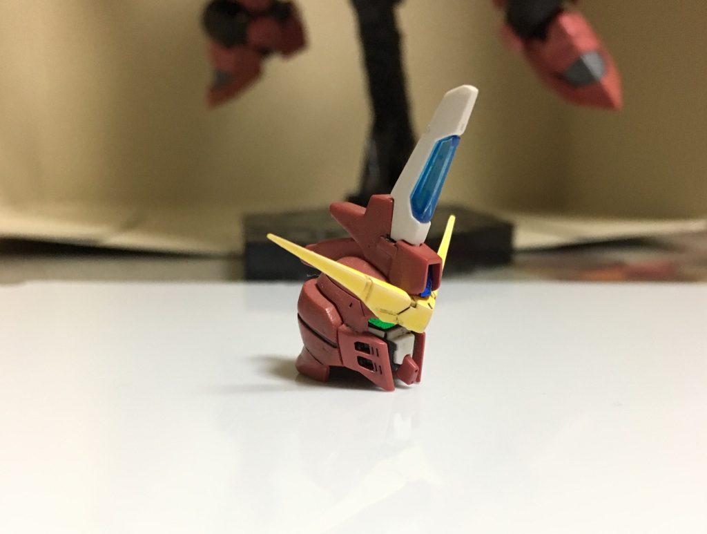 写真だと分かりづらいのですが赤は2色で色分けしてあります。またアンテナの下部にプラ板を貼り付けて大型化してあります。