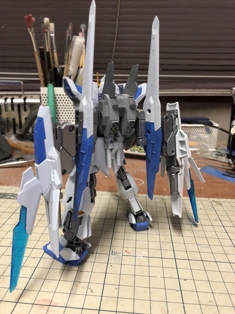 背面のバックパックには新型武装のバインダーキャノンとプロペラントを兼ねた特殊なブースターユニットを装備。