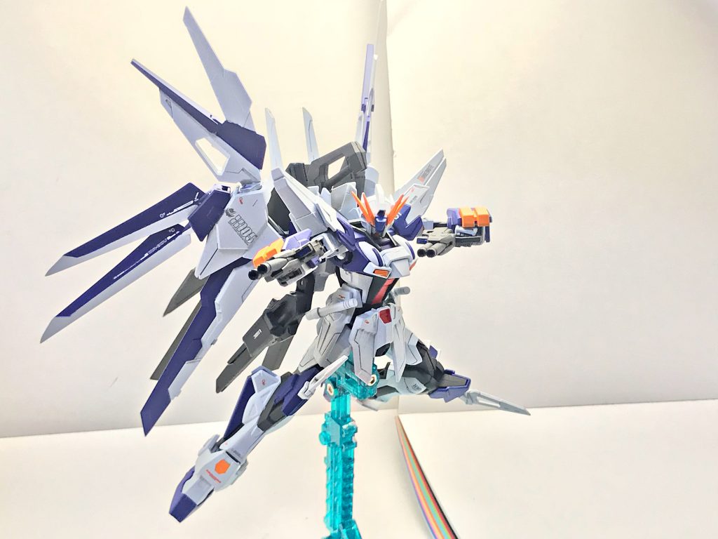 ツインビルドマグナム。トールストライクガンダムグリッターのビームサーベルもドライブできるビームピストルに収束バレルを追加したものであり、標準的なビームライフル二基分の火力を1本に集中させることに成功している。これを二挺で運用し、射線を収束させた場合単純な計算でビーム・マグナムに相当する火力を理論上出せるようになっているが、果たして理論通りに動作しているかは不明である。