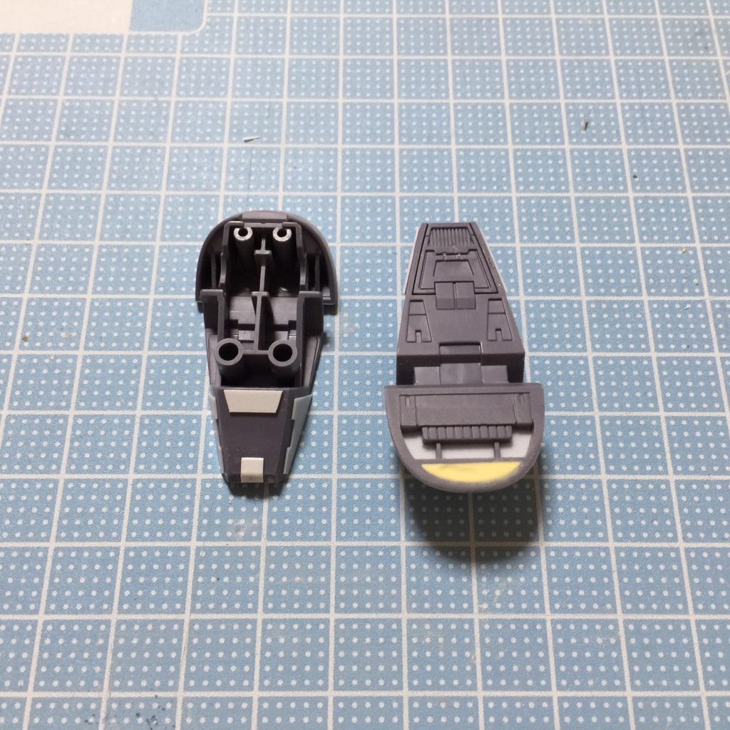 足裏の肉抜きはかかとに切り込みを入れ、プラ板を差し込んだ後、後ろ部分の穴を埋めています。