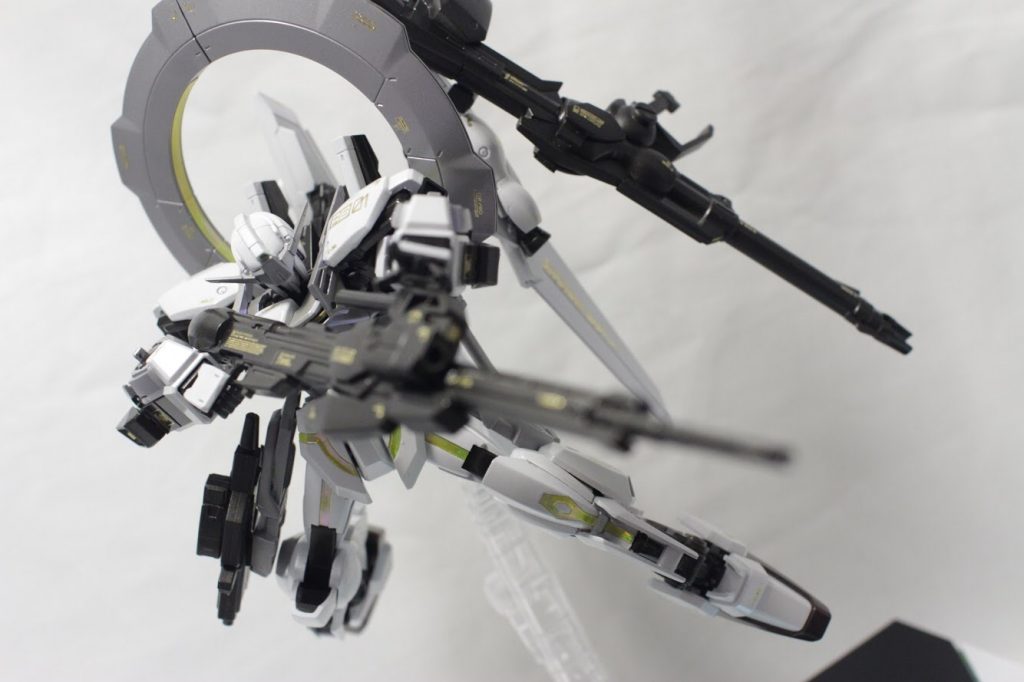 まずはロングレンジビームライフル。Hi-vガンダムとデルタガンダムのビームライフルをベースに制作。ミキシングで作るロングライフルは(友人の間では)もはや私の名物である。