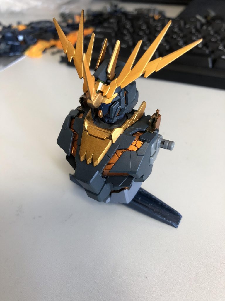 首元およびアンテナ部分の金はゴールドの上からクリアオレンジを軽く吹きました。サイコフレーム部分はスーパーシルバーの上からクリアオレンジを濃いめに重ね吹きすることで表現しました。