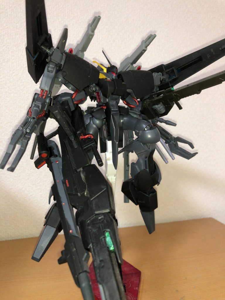 本当なら脇に抱えるつもりだったんですけど無理だったので横のトリガーでも撃てる設定にしました…無念。