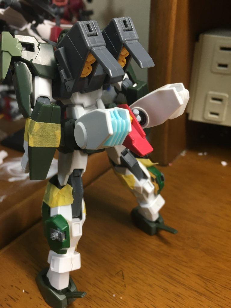 腰部背面のスラスターは、食パンの袋についてる噂のアレを使って製作。お手軽にディテールアップできるのでとてもオススメです。