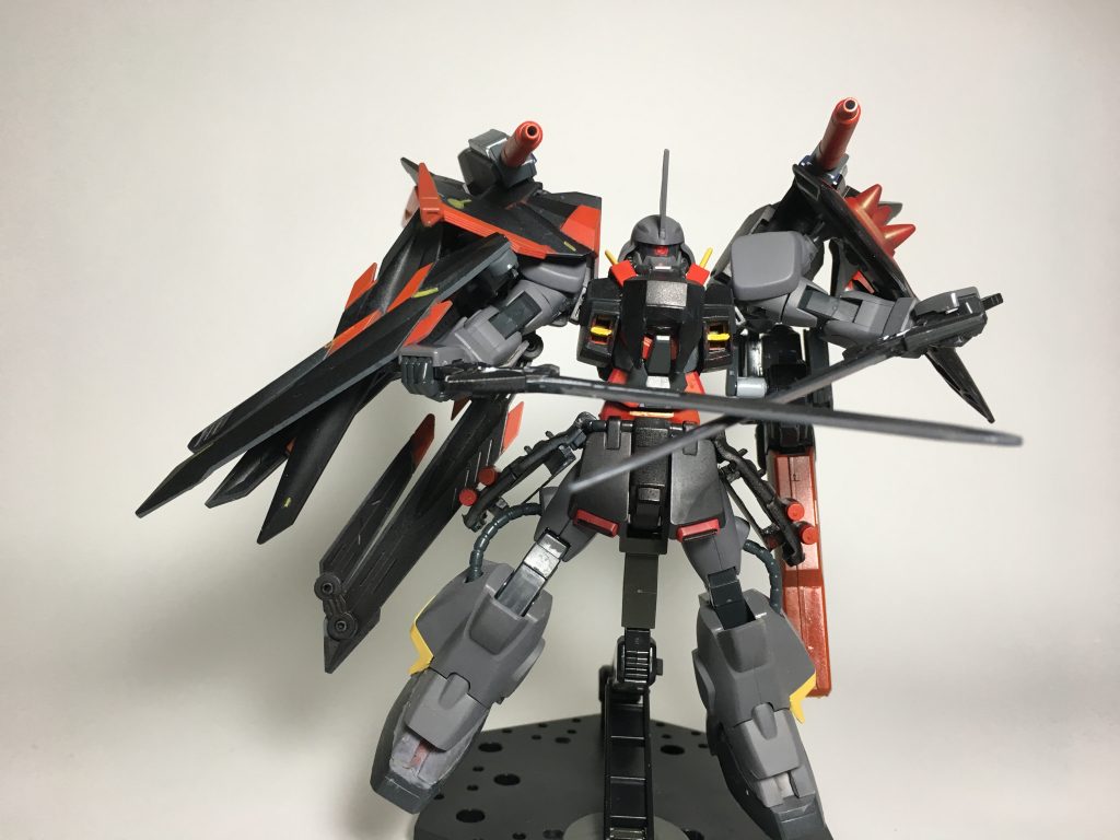 腰のGNブレードは2本。
それそれザフド軍ザクシリーズ共有のグレネードホルダーの改造部に収められ、2刀流も可能。