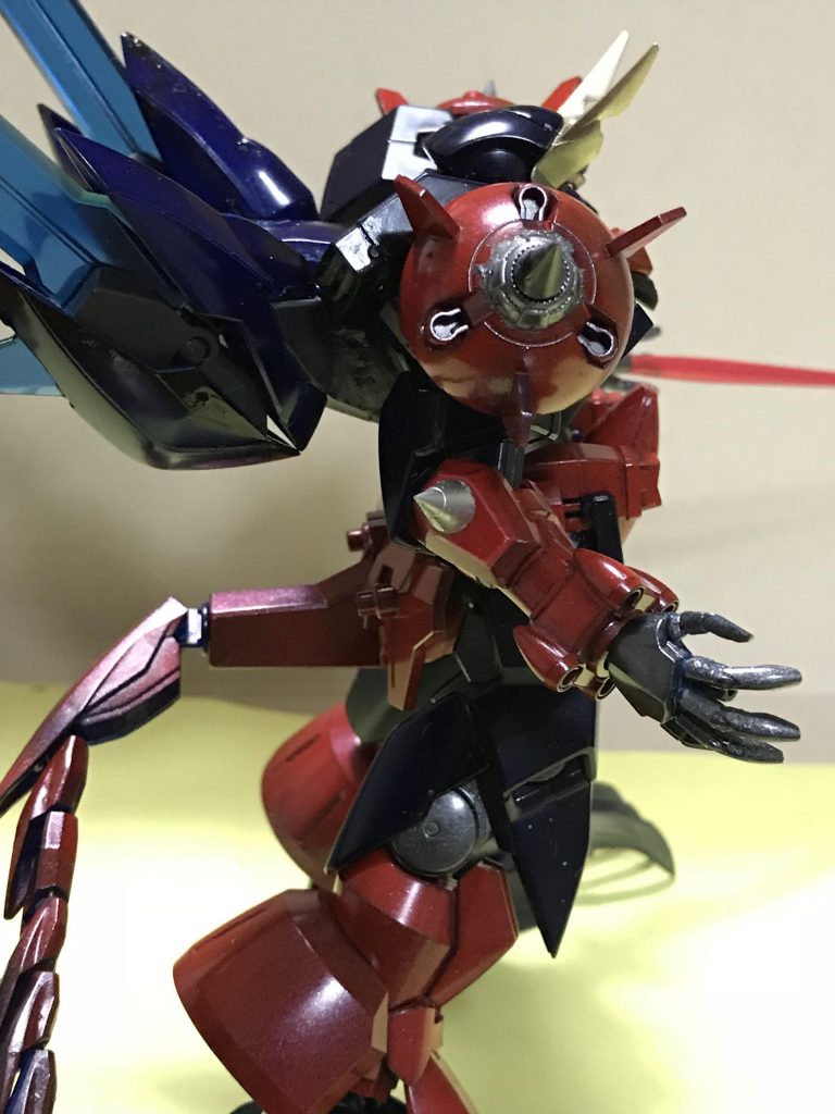 側面。腕のトゲトゲもビルダーズパーツです。オーガ刃Xで使っていたGNビームショルダータックルも使えます。