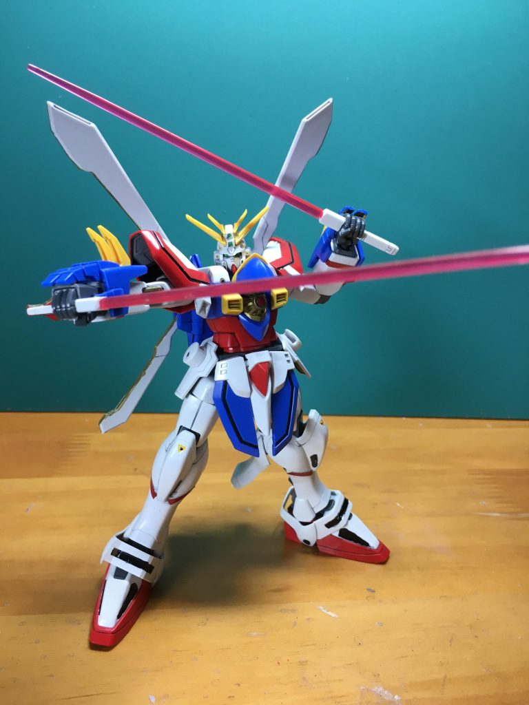 　ハイパーモードは前腕の籠手も展開した方が見栄えがすると思い、展開させています。ビームソードは軸がきつめなので調整しないと確実に折れます。背面のフィンはプラ接続なので結構へたりが来てます。