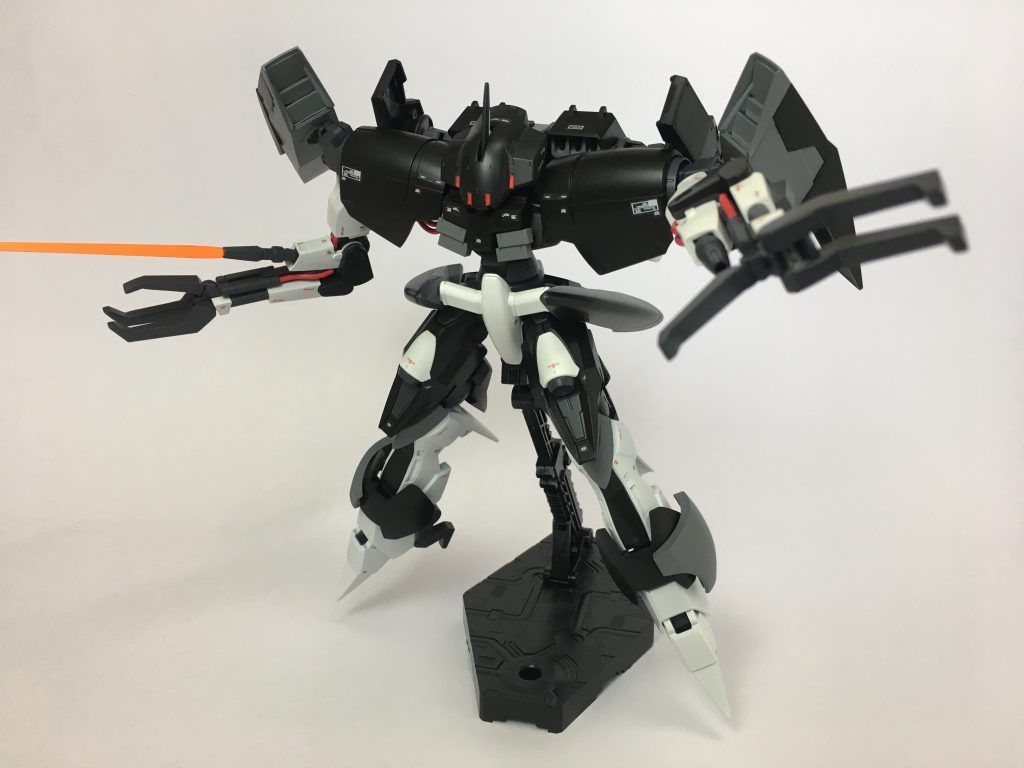 装甲が厚くGN粒子の恩恵でさらに剛性が高まっているため、殴る蹴るといった物理攻撃も非常に強力である。