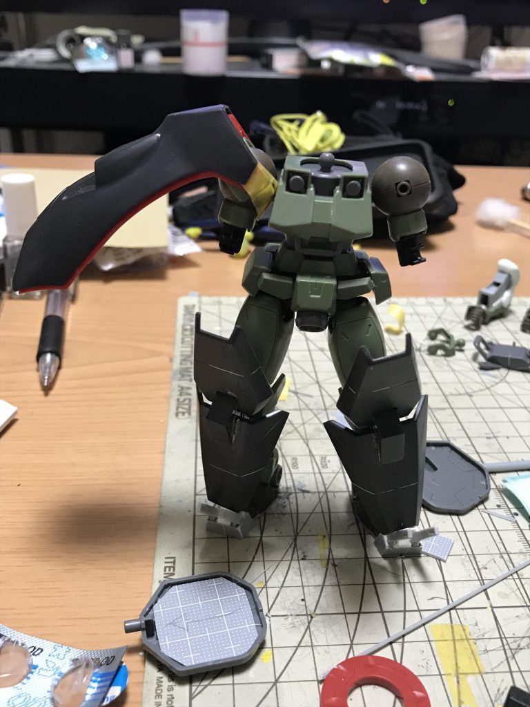 パーツを仮止めして位置を確認しています。
この頃、肩パーツの固定方法に悩んでました。