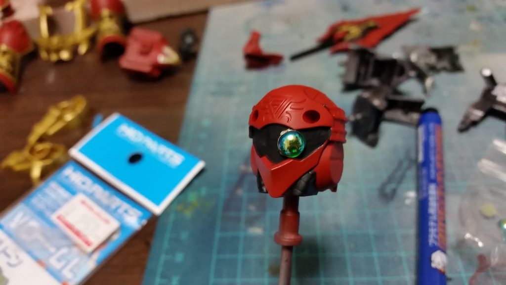 モノアイにはVCドームを使用。好きな位置に動かせて色々な表情がつけられます。闇の存在のため暗い緑のVCドームがバッチリです。