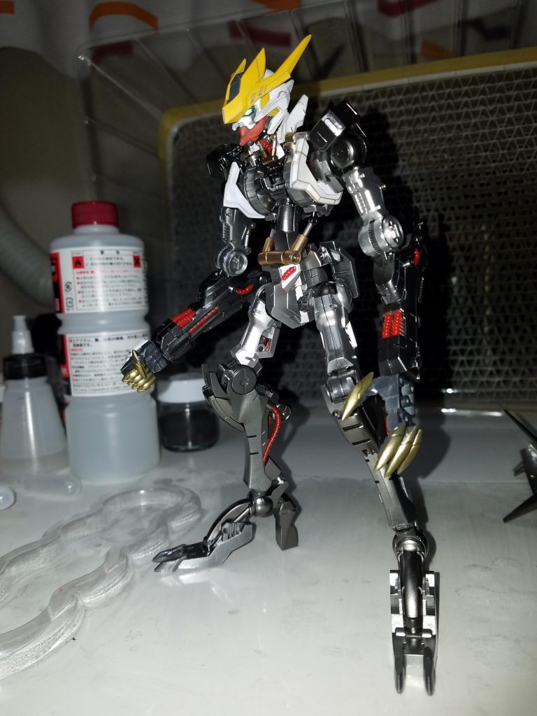 背骨を5ミリ延長 爪やアンテナは鋭利に加工