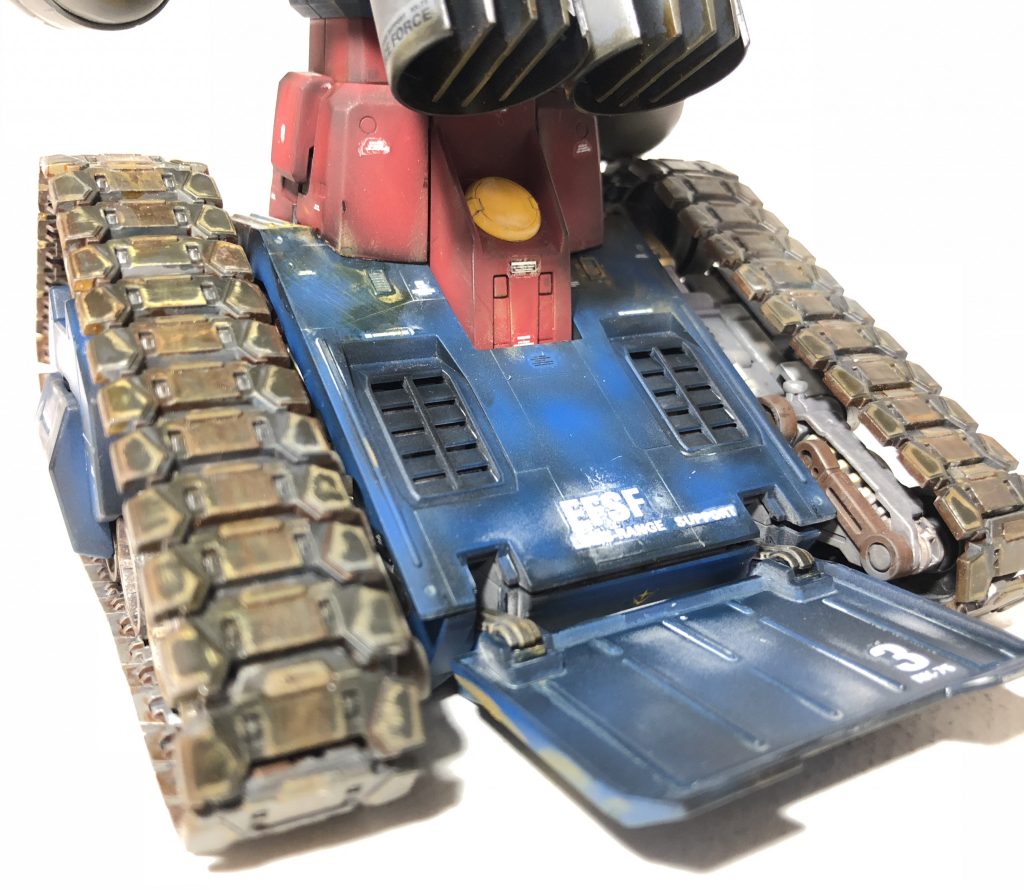 履帯も一個づつ塗装