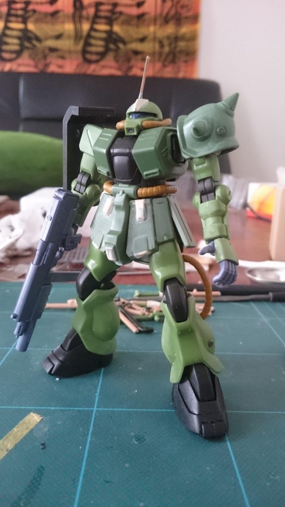 黒い部分だけ塗った時点。全部塗装が終わってから、実家でザクデザートタイプのジャンクを発見し、急遽作り変えました。