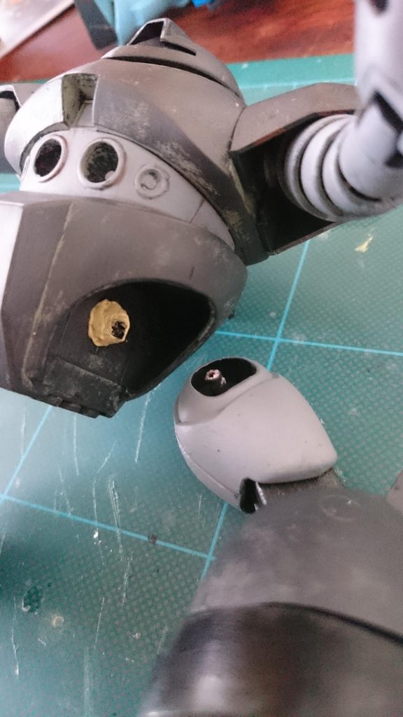 ここは、折れた後に真鍮線入れてパテ盛りまくったら可動範囲に制限が…。面倒だから直すの諦めました。。