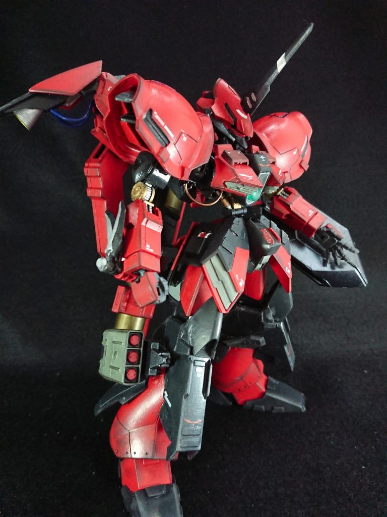 側面
マッシブさを出したかったので胸部フレームはガンダムフレーム二体分使ってます幅を出してます
つまりエイハブリアクター4基
化け物か()
