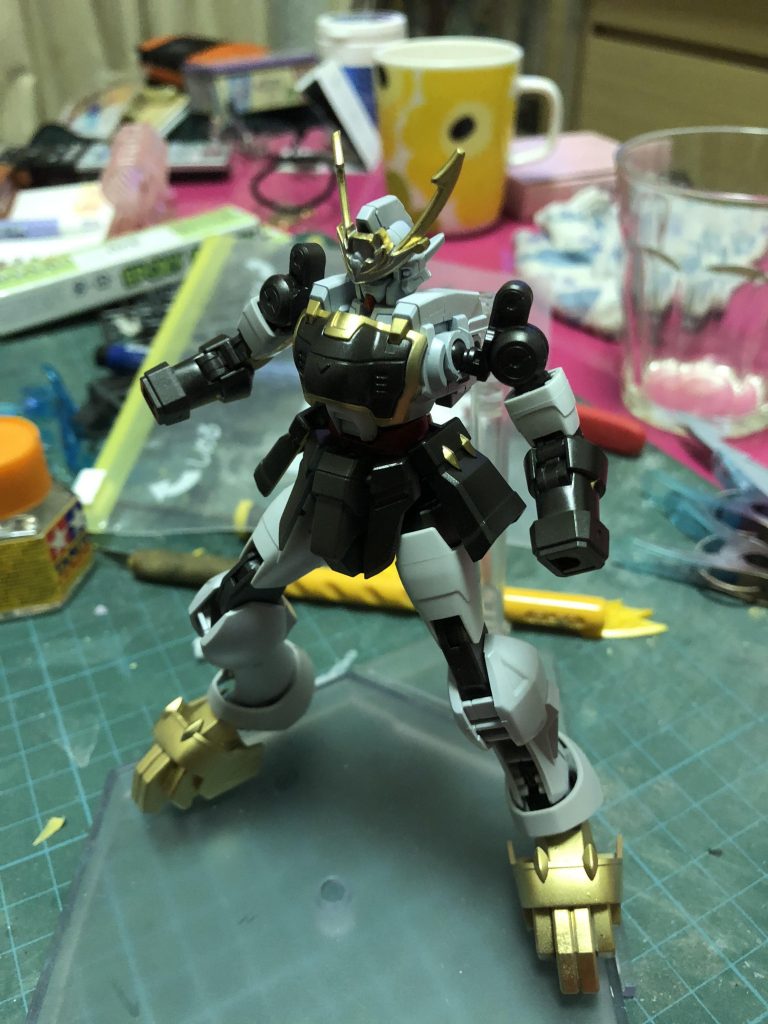 肩にパーツはわざと何もつけていません。
無い方が武器を振り回しやすいかな?と思ったからです。