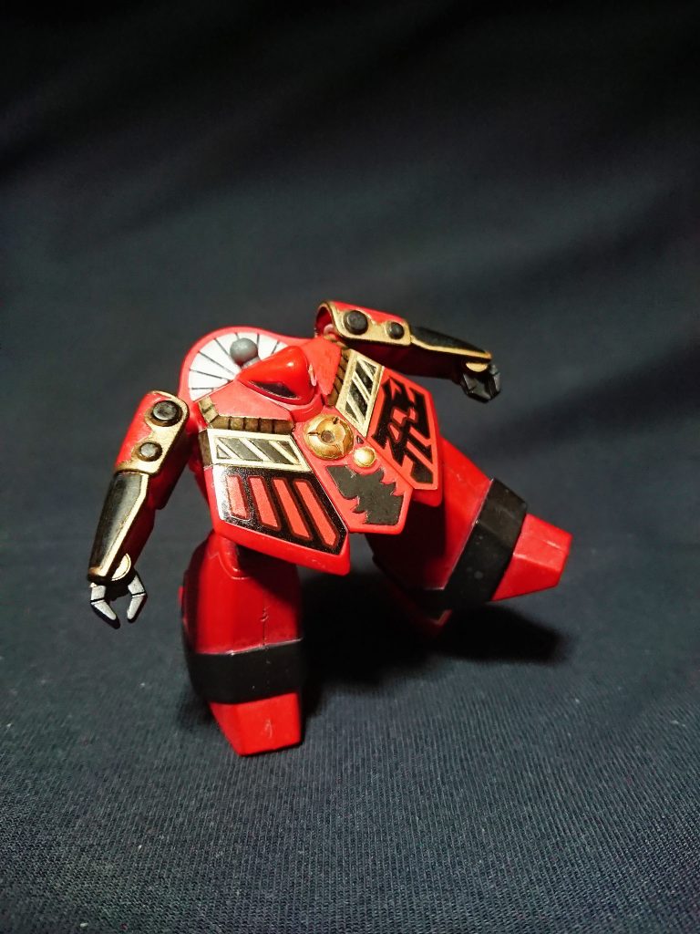 頭頂の接続部はあまり気にならなかったのでそのままにしました。
ズサのため背部ブースターやミサイルポッドで隠すのもありですが、オリジナル重視のため＋余剰を出したくなかったためというのもあります。
持ち手と思えばいいかw