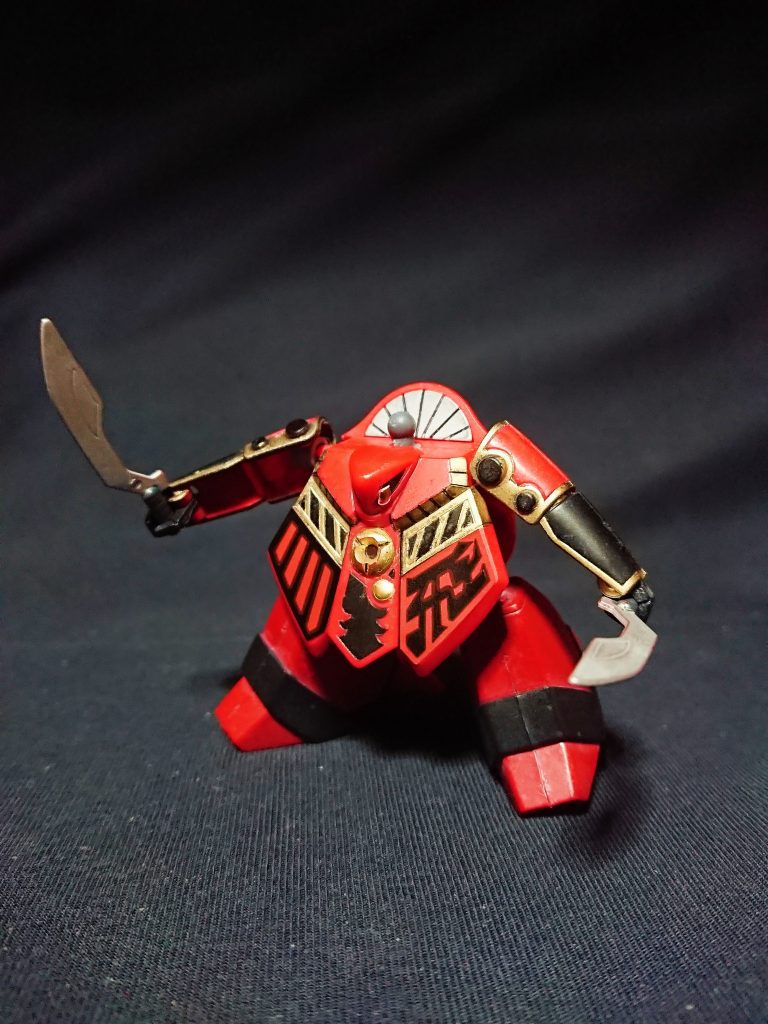 飛将はCSフレームの下半身のみを使用しました。
合体時の足先になる部分は折り畳みで収納されるため、そのままフレームは仕込めませんが、膝関節から下をカットし接着しています。
ただそのままだとかなり脆くなるので、膝を曲げた際の破損にギリギリ耐えられるミリ単位でクリアランス調整し、1mmプラ板で補強することでブンドドにも耐えられる強度となっています。
ここの改修めちゃんこめんどい！w