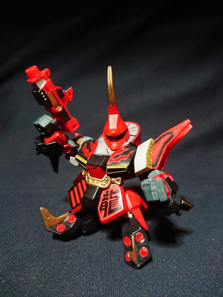 龍将は合体時の下半身取り付けをどうするか悩みました。
下半身はCSフレーム接続のため、背部に接続部を増やすことで解決しています。
そのため合体時の腕カバーになる背部のブースターは単体時から取り付け、羽(龍将甲剣)のみ接続できるようにしました。