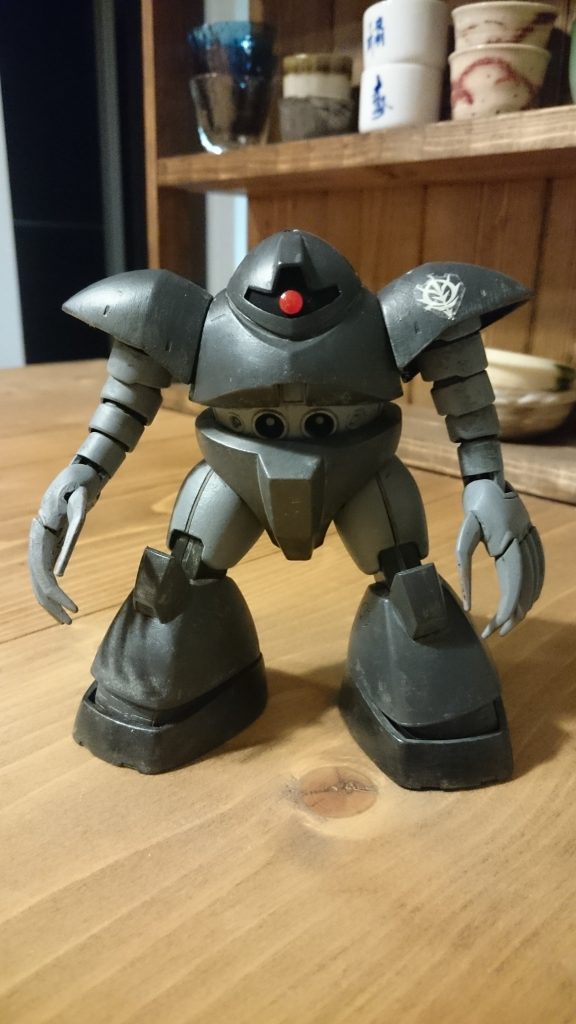 肩のジオンマークはガルマドップのもの。モノアイは両面テープで貼っています。