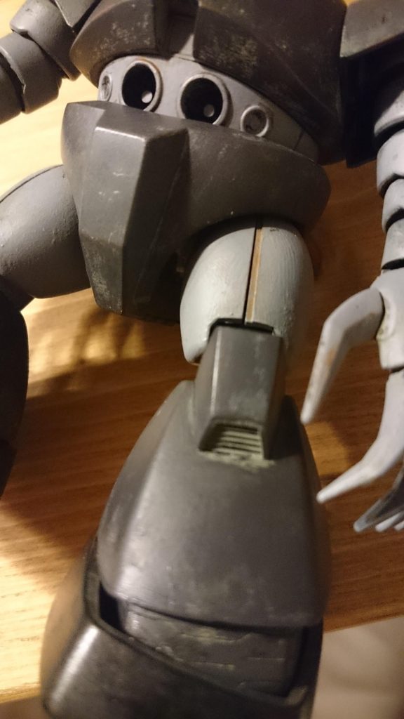 塗装は、下地にフラットブラック、その上にアクリル絵具で作ったグレーを乗せ、黒い部分はさらに黒鉄色とフラットブラックを混ぜた色でドライブラシの要領で塗っています。また、茶色い汚しはアクリル絵具を水で薄めて流して、錆汚れを表現しています。