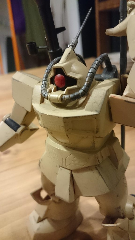 色はタンをベースにサンドイエローなどを少量混ぜて作りました。その後、上からグレーでドライブラシ&錆塗装をしました。動力パイプやバックパックは黒鉄色を下地にしてフラットブラックを重ねています。