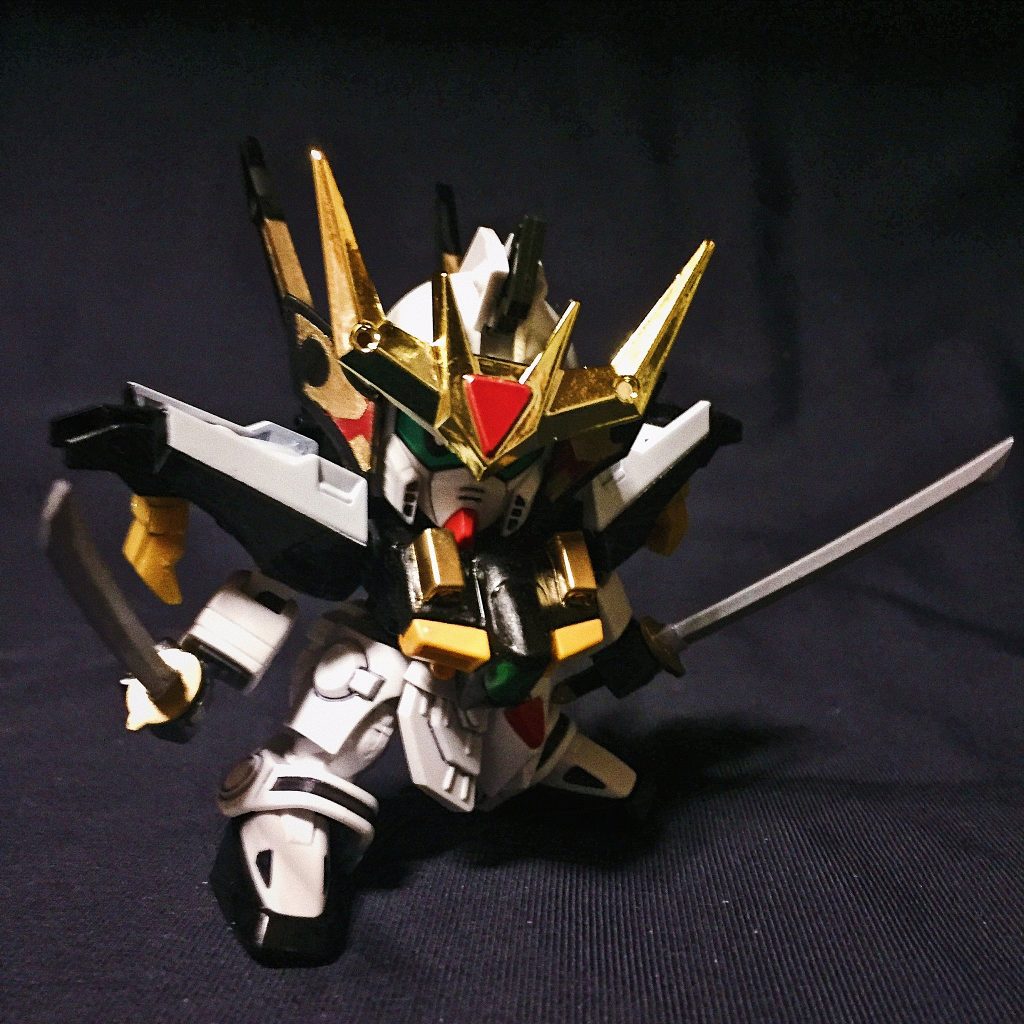 まず二刀爆熱形態から。
ミキシングで作るなら最初は爆王とずっと考えていて、初めてミキシングで制作したBB戦士となります。
胸と肩は旧ガンダムDXを仕様しました。