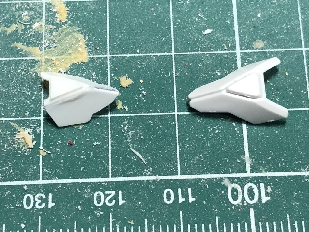 胸のパーツも新規作成。写真左の状態から完成品に至るまで何度もリトライしました。