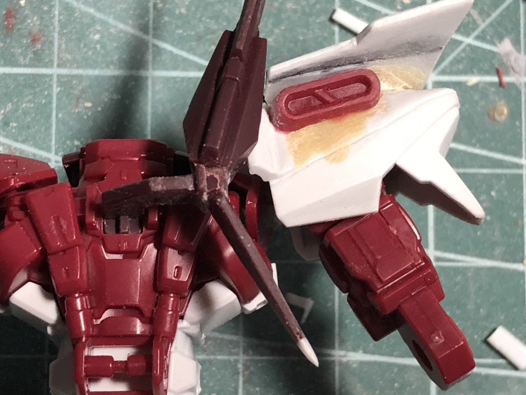 パーツが片方しかないとはいえ、元から作り直す猶予もあったので、大胆に肩装甲を改造。プラ板とパテで雑ながら形を整えました。裏のスラスターは余剰パーツのふくらはぎから拝借。ビームサーベルのラックが肩に干渉しないように短く加工しました。