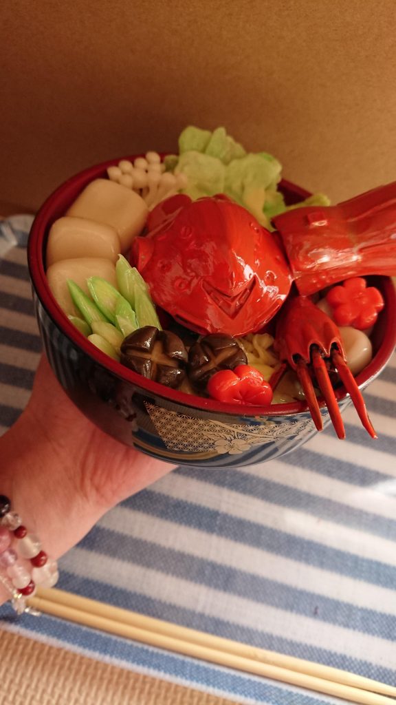 ④お椀は手から溢れるサイズ。