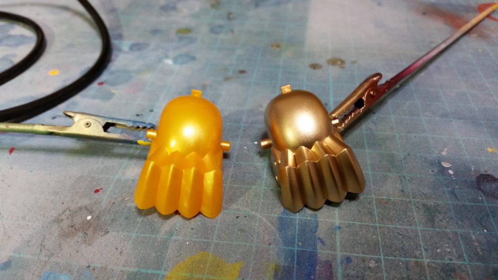 もとの色がオモチャっぽい黄色なのでレッドゴールドで塗装して轟の君主に相応しい重い金属感を出しています。