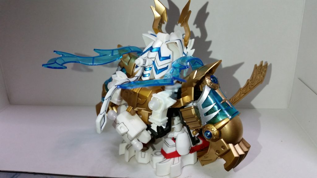 「俺は…虎の家族たる民を守って見せる！！」
宝玉はVCドーム青に置き換え。本体金色はガンダムマーカーエアブラシシステムを使用して、レッドゴールドで仕上げています。
他にもメタリックブルーやシルバーで部分塗装しています。