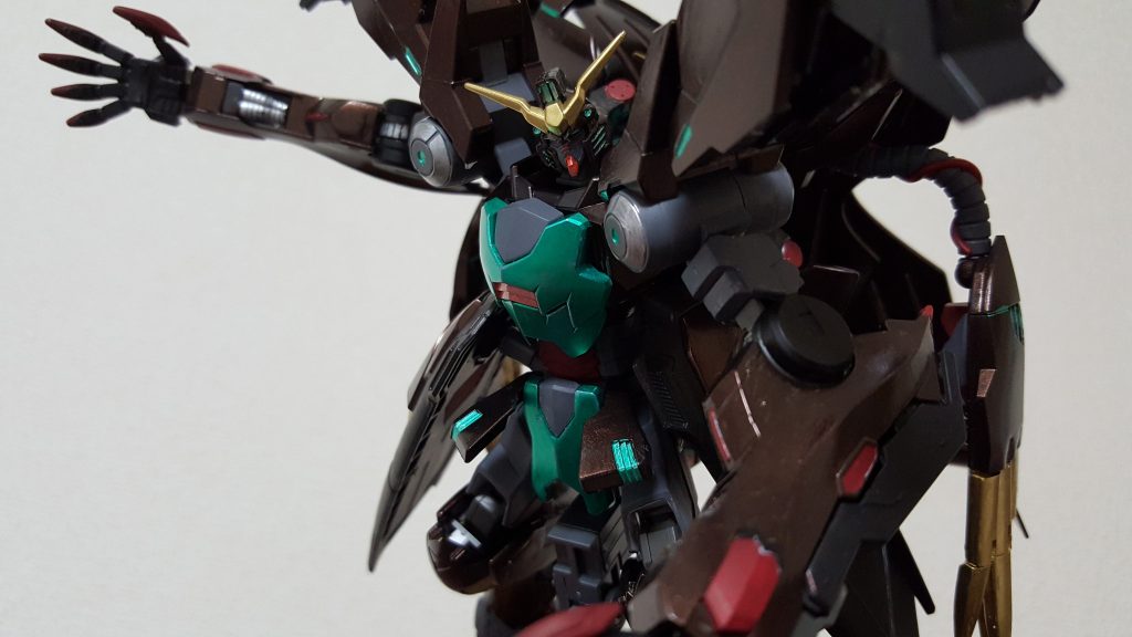 サーベル等の武器はないが、腕のリーチを生かした鋭利な爪による一撃は並の装甲なら容易く貫く