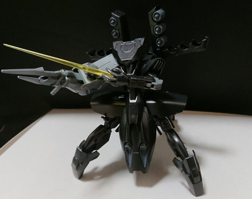 機体名：シキャク

[武装]ファンネル×6、ビームバルサ&ビームサーベル、有線式頭部ミサイル×４、右腕部レール砲、対ナノラミネートアーマー用熱線となっている。

[総合スペック]1.0～13.0の内。
8.0と断定。

改造されたキマリスヴィダールの操縦者がキマリスヴィダールを破壊された後に自分の顔に泥を塗った奴らに復讐する為新たな試作機を開発、それがこの四脚(シキャク)である。

右腕部レール砲はレールガンと仕組みが似たビーム弾(黄色)を発射でき４発程撃ったら通常火力のビーム(ピンク)しか撃てなくなる。
四脚は無重力下で運用すると機動力がかなり低くなる為宇宙では自機の足を使ってデブリにしがみつき他のデブリに向かって勢いをつけて飛んで行きでもしないと無改造のボールにすら的にされる、なので地上でしか使用しない。
対ナノラミネートアーマー用熱線はもし敵が鉄血シリーズのMSだった場合に備えて制作した少し毒々しい色の放射熱線を出す武器だ。
ナノラミネートアーマーに熱線を撃つとアーマーは急速に熱がこもり装甲が膨れ上がって破裂したり溶けたりする。
ナノラミネートアーマー以外の装甲も多少溶かす事が出来るのだが下半身の中心部に装備されてる為(下↓の画像のように)４つある足で敵を拘束して放射するかゆ～っくりと空へ飛んで対象に向かって撃つしかない。
後者の選択はファンネルを使って敵の目を惹き付けでもしないとまず行えないだろう、しかし四脚の操縦者はかなりの切れ者だったので一応自機を操作しながらファンネルを操る事が出来た。