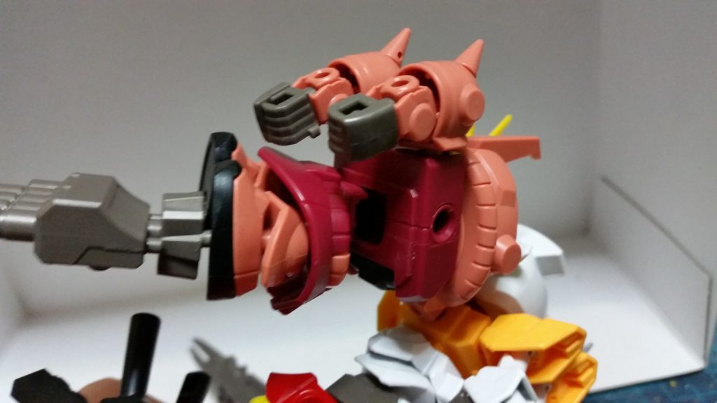 腕のガンダム、ザクの特殊な腰周りにより、見た目以上にポージングが可能です。