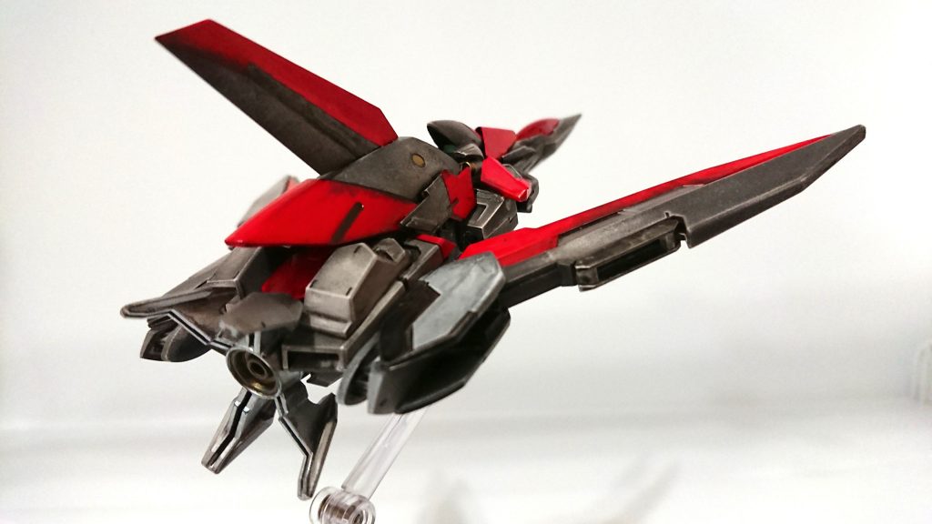 ・コードナンバー「616」形態
いわゆるリミッター解除、最終手段。
アラヤシキシステムと、機体の全リミッターを解除する。
まず腰部から下、腕部をパージし軽量化。
次に機体にとって最大の「重石」であるパイロットを排除する為、アラヤシキシステムのリミッター解除によりパイロットの意識を機体に完全に移行させる。
これにより人格が崩壊するまでの一定時間だけだが人間の限界を超えたマニューバが可能となり機体の強度限界まで性能を引き出す事が出来る。
このコードナンバーを使うことでパイロットは「鳥」となる。