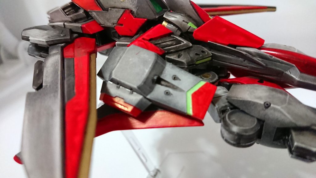 ・腕部武装ユニット 2基
腕部間接のハードポイントに懸架されている武装ユニット。
  中央・レールガン 1門 
  左右・ビームマシンガン 2門