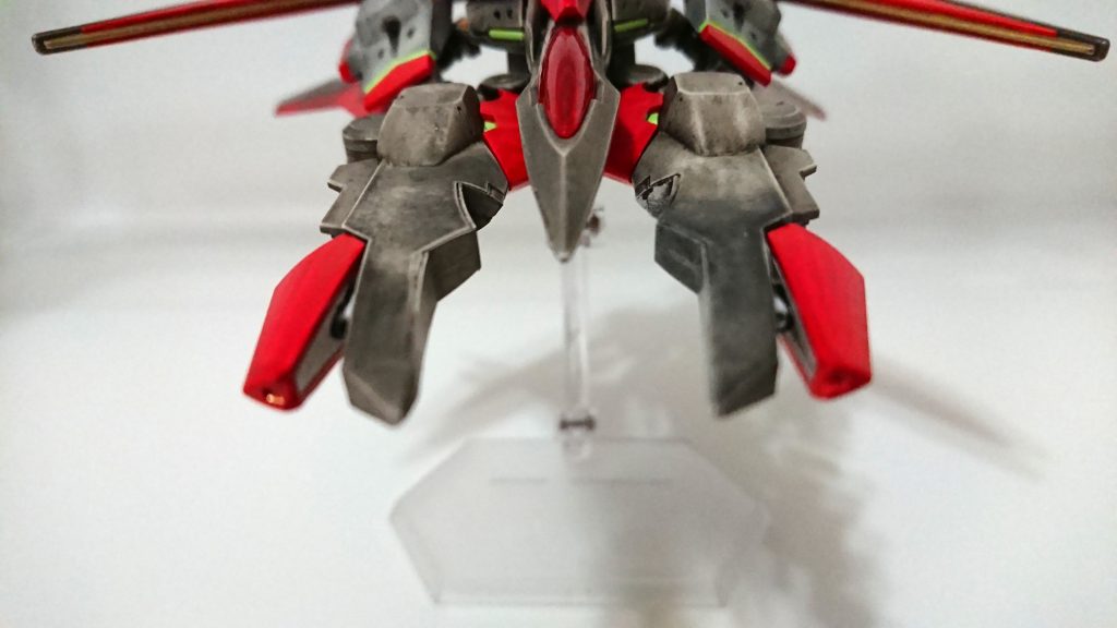 ・脚部レールガンユニット 2基
脚部全体を使用した高出力レールガン、通常のナノラミネートアーマーであれば貫通可能。

・機首部レールマシンガン 2門
貫通力は低いが、連射が可能。