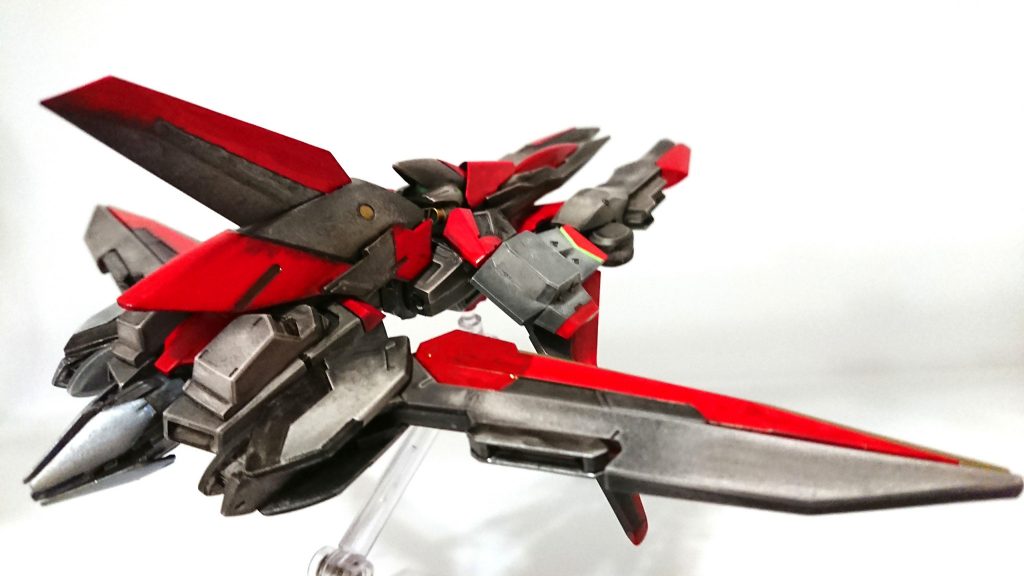 ・機体概要
主機に試作型熱核タービンエンジンを採用。通常推進の他、エイハブ粒子による重力制御により大気圧縮を行いラムジェット推進も可能。
装甲には軽量なレアメタルを使用し軽量化、さらにナノラミネートアーマーを薄く施した事で軽量化と対ビーム防御力を両立。行形態時の最高速度は当時の戦闘機とも引けを取らない。
主翼は可変式であり角度を変える事で速度調整可能。
単機での大気圏離脱が可能。
大気圏10000mで 最大約M5.5
巡航速度 M1

・武装
飛行型MAゴーストの子機には、ナノラミネートアーマーが施されていない事が判明。子機を殲滅するためにビーム兵器も搭載している。
しかし、ゴーストにはナノラミネートアーマーが施されているためレールガンも搭載されている。