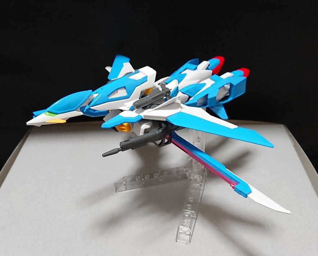 BSセイバー飛行形態。
飛行形態時でも接近戦が行えるようになりより臨機応変に立ち回れるようになった上射撃兵装も増えている為間髪いれずに攻撃を仕掛けられるようにもなった。
しかし変形時での機動力は前より2割近く低下しているようだ。