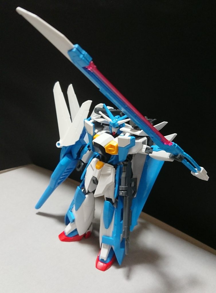 機体名：B(ブルー)S(スカイ)セイバー

[武装]頭部バルカン、ミサイル×２、ビームライフル、S(スカイ)キャノン、シールドバルカン、軽量型シュベルトゲベール、となっている。

[総合スペック]1.0～13.0の内。
8.0～8.5と想定。

スカイ・セイバーの改修機、主に飛行形態時での戦闘力を強化し機体のエネルギー量を増加させている。

軽量型シュベルトゲベールは機体本体のパワーが無くとも片手で扱える程軽くした対鑑刀で扱いやすい物となっている。

通常のビームライフルを装備しているが撃ち方の癖が強くカウボーイなんかを意識したファニングショットをする。
ファニングショットを始めたばかりの頃は
操縦者がモデルガンを使ってファニングショットをする方がまだマシなレベルで撃っても全く当たらなかった。

アンテナを増やしているが特に追加効果は無い、操縦者曰く「角が多いと貫禄があるから」付けているのだそうだ。