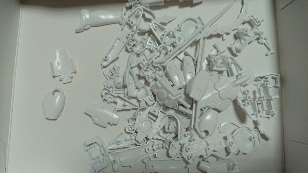 Ⅲに必要なパーツのみ切り取りいつもの如く全部バラバラに。
全てゲート処理します。