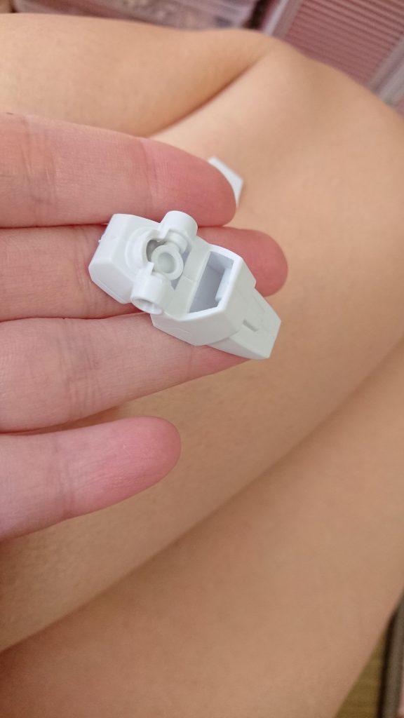 塗装する際に害のない場所は接着して繋ぎ目を修正します。